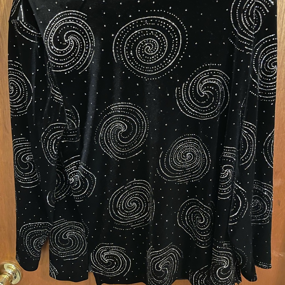 Chic Black Spiral Patterned Top - image 6